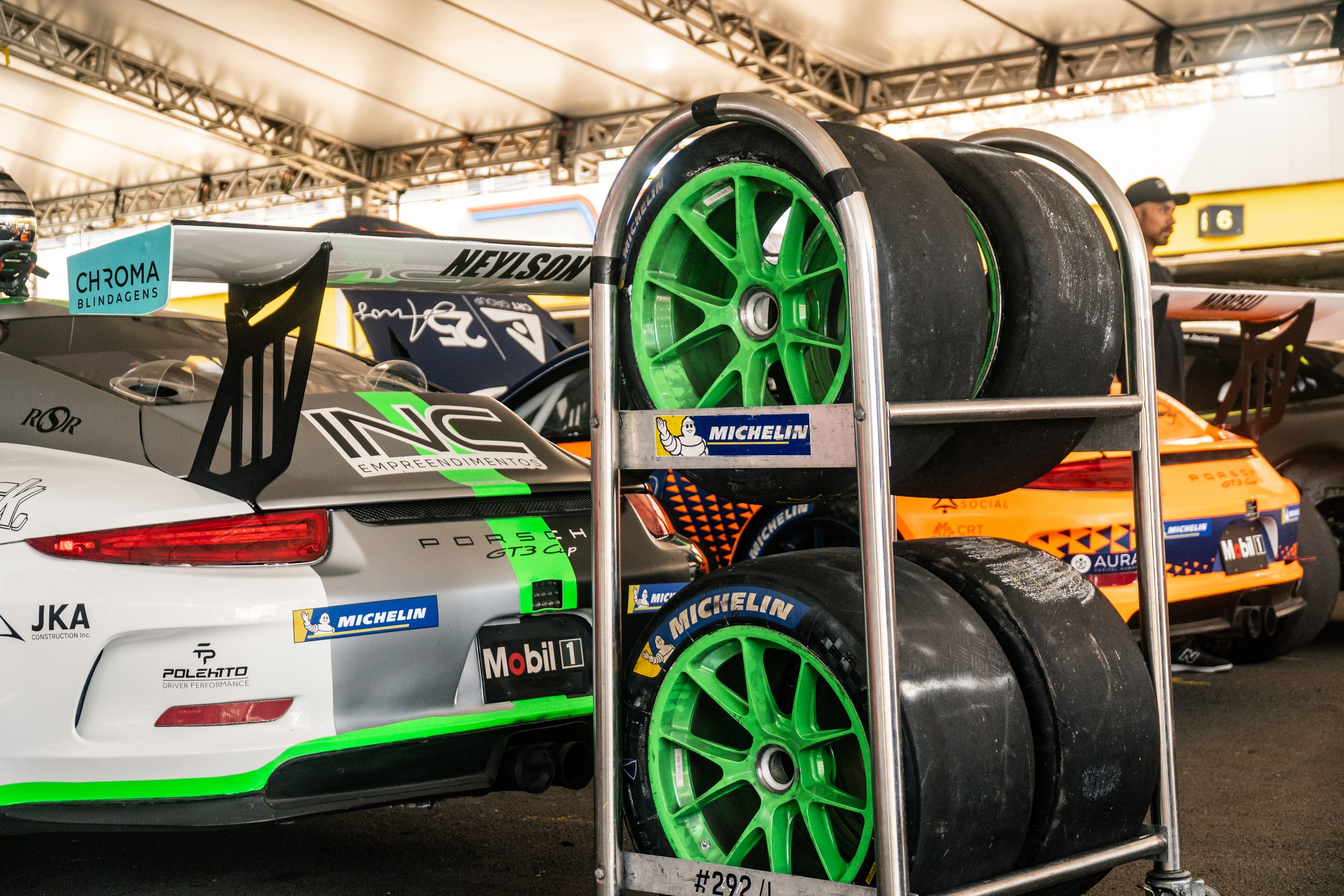 Garagem da 78 Racing — Porsche #78 e pneus no paddock