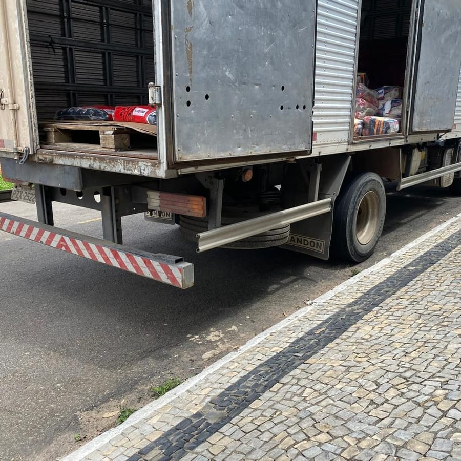 Caminhão carregado de doações da Garagem do Ney