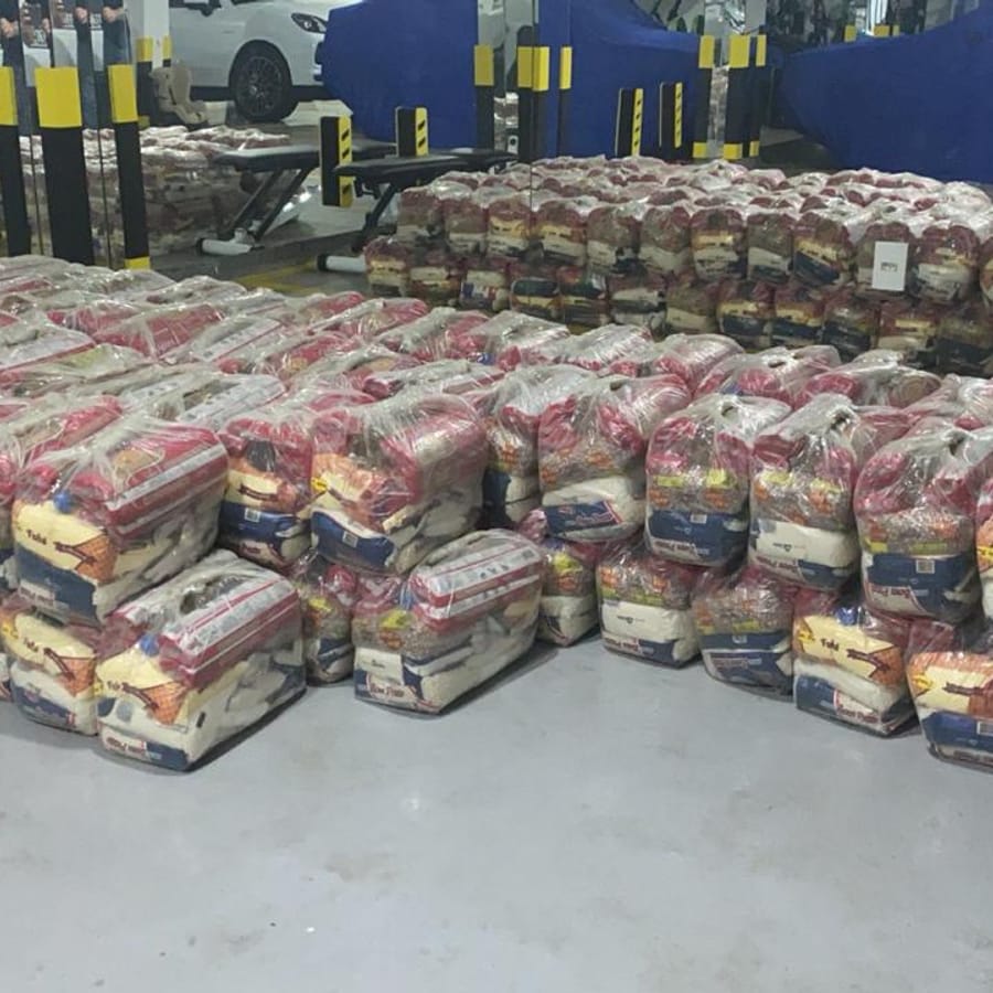 Galpão com centenas de cestas básicas prontas para entrega