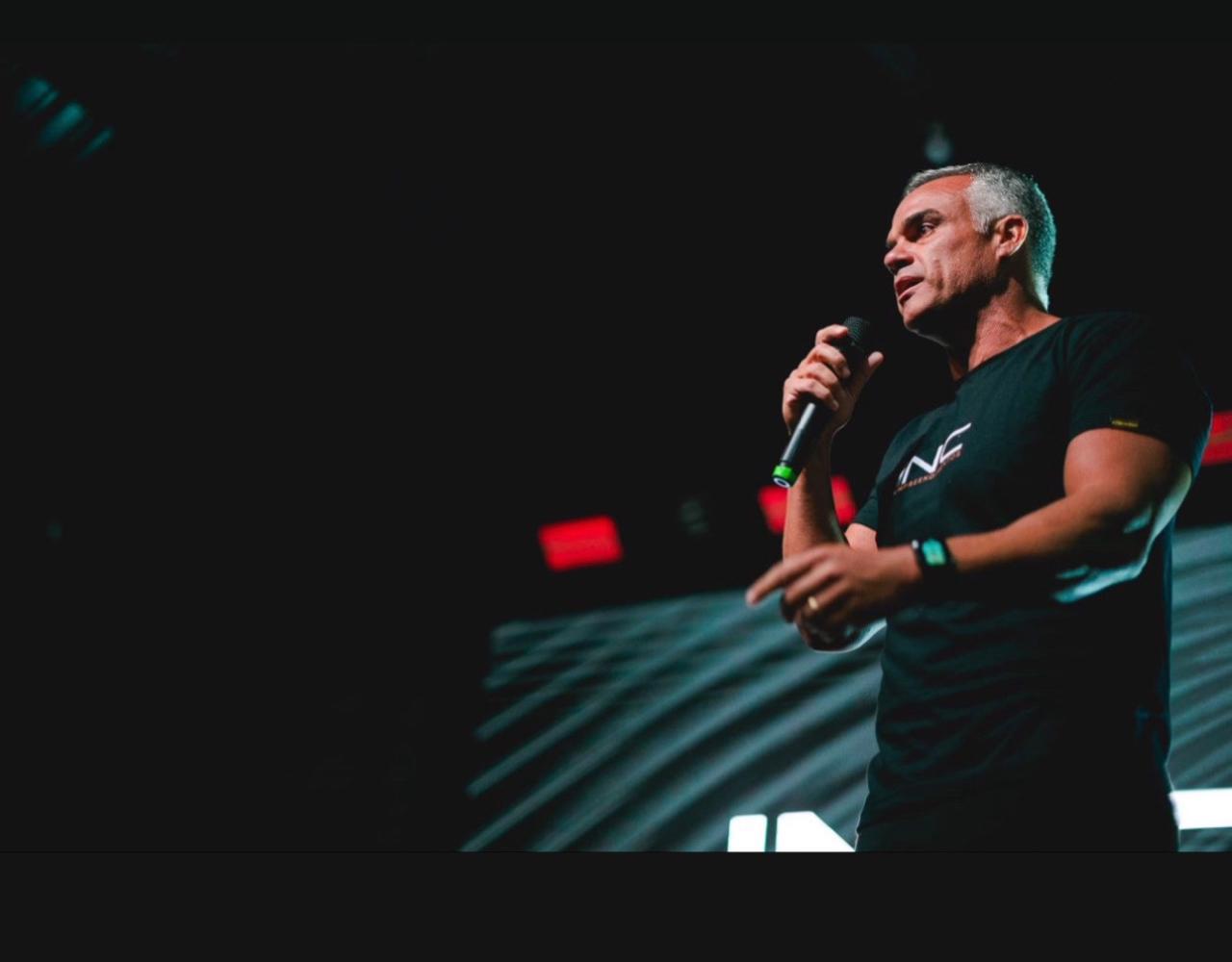 Neylson Almeida no palco — anfitrião do canal 78 Racing